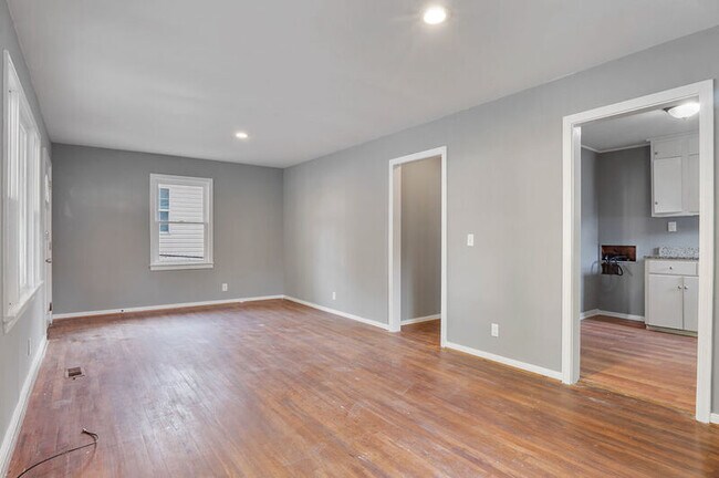 Building Photo - 402 Carver Ave