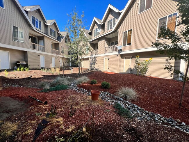 Building Photo - Spacious 2 Bed 2.5 Bath Townhome with Atta...