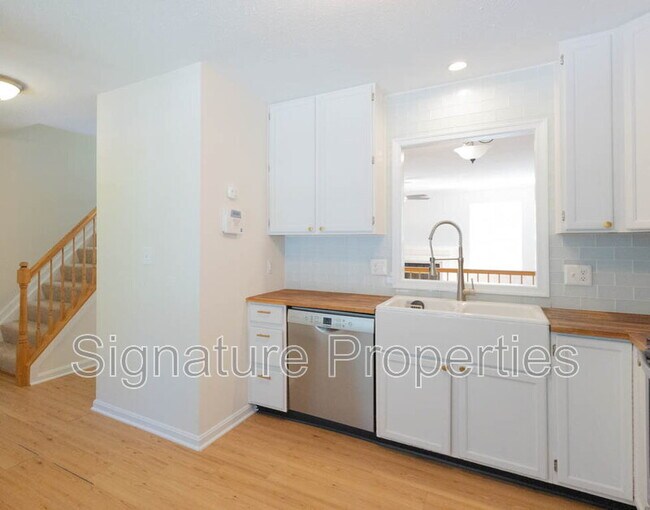 Building Photo - 405 Lakeview Ct