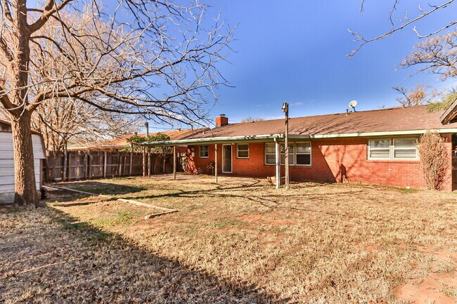 Building Photo - 4 bedroom in central location