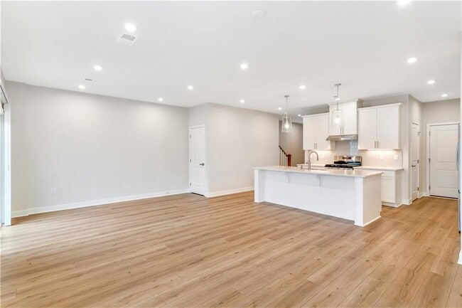 Building Photo - 555 Thatch Ter