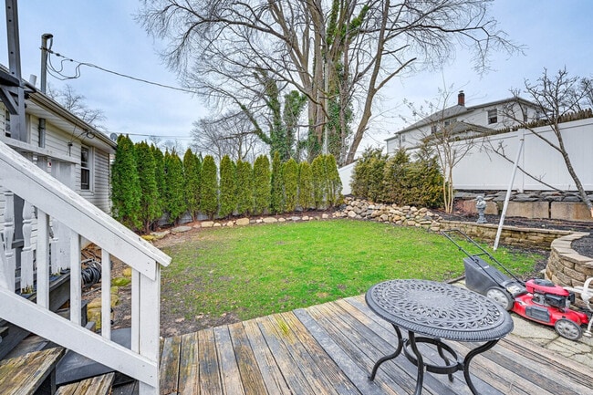 Building Photo - 5 Terrace Pl