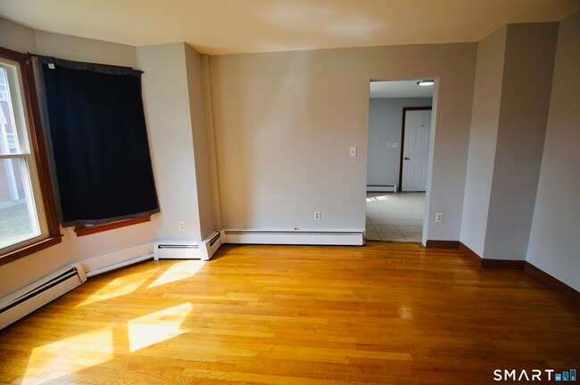 Building Photo - 203 Main St