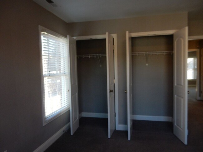 Building Photo - Quality 3 BR Townhome; Convenient to Med C...