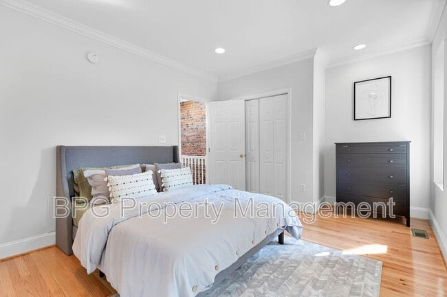 Building Photo - 1037 5th St NE