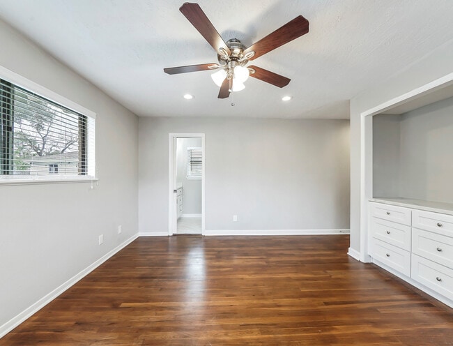 Building Photo - 5807 Burlinghall Dr