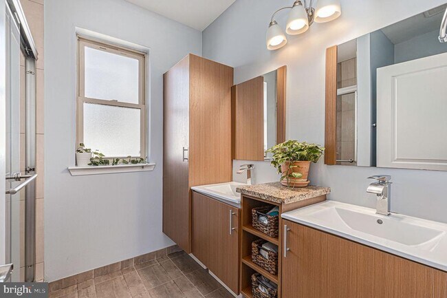 Building Photo - 1935 W George St