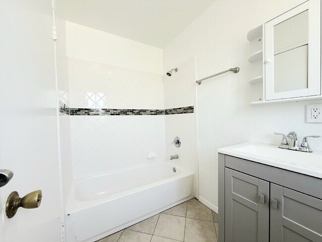 Building Photo - 1343 W 36th St