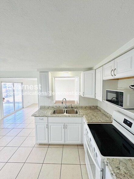 Building Photo - 3749 Beechwood Dr