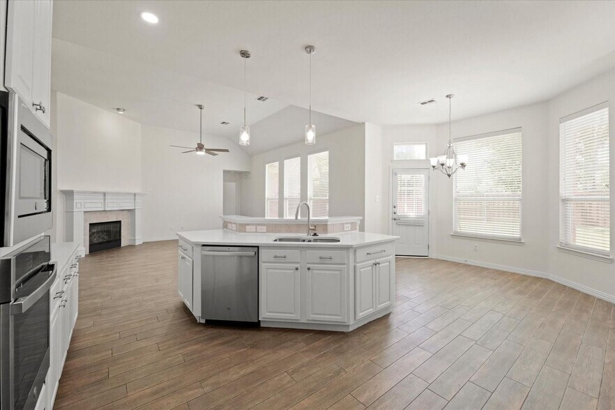 Building Photo - 8908 Red Oaks Dr