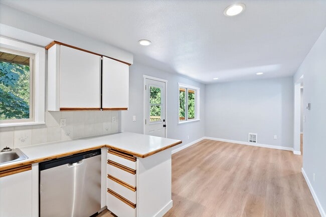 Building Photo - 3 Bed 2 Bath Fully Fenced Split Level Lake...