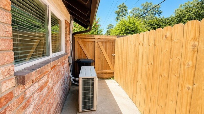 Building Photo - 3903 Midforest Dr
