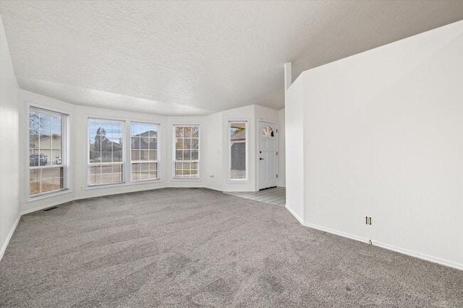 Building Photo - Charming 3-Bed, 3-Bath Home in Quiet Boise...