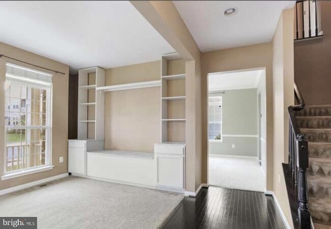 Building Photo - 320 Hopkins Dr