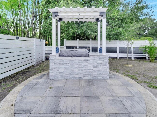 Building Photo - 4754 Lake Shore Dr