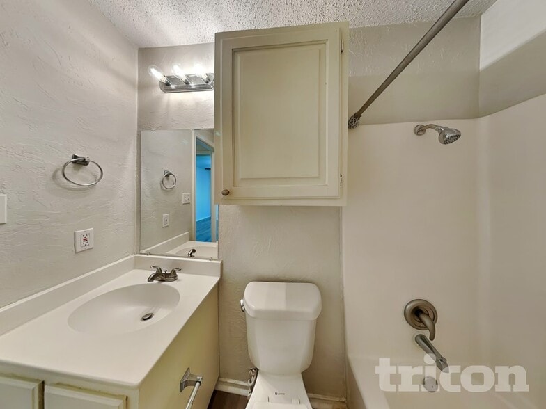 Building Photo - 615 Sherman Dr