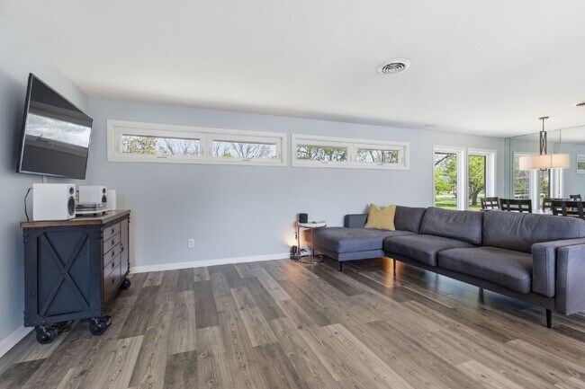 Building Photo - Charming 3-Bed Oasis with Scenic Waterfront Views and Pool 15 minutes from Downtown Nashville