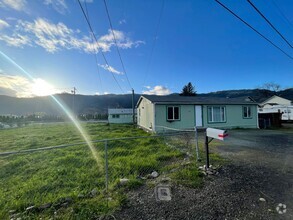 Building Photo - 3 Bedroom House Myrtle Creek