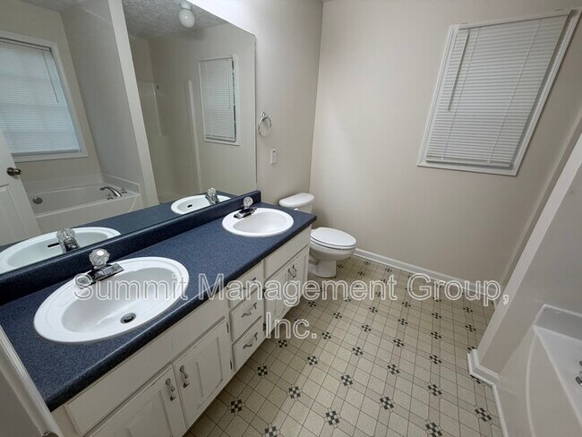 Building Photo - 155 Shadowbrook Trce