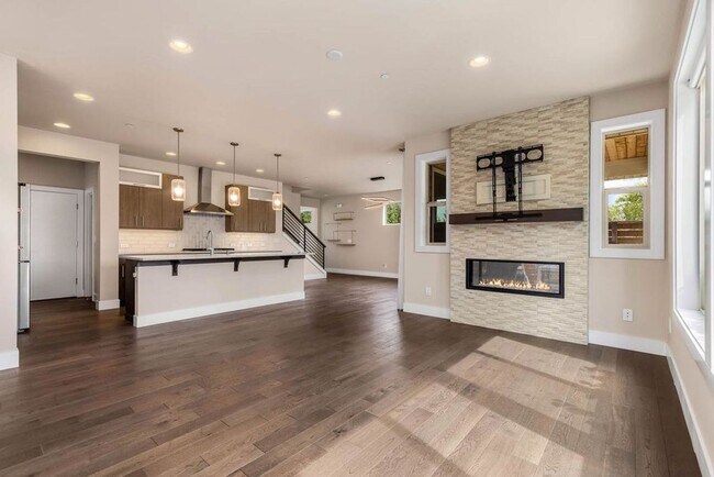 Building Photo - Beautiful Home in Kirkland with 2-Car Garage and Outdoor Patio!