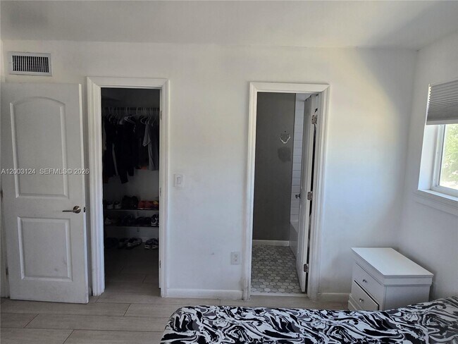 Building Photo - 465 S Royal Poinciana Blvd