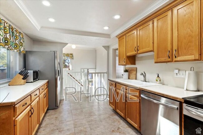 Building Photo - 648 East Pl