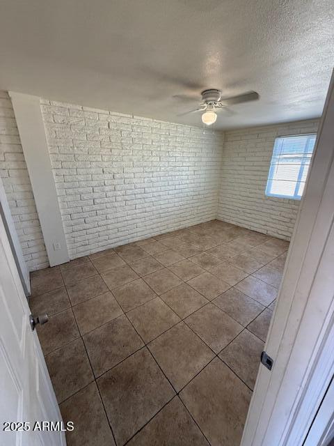 Building Photo - 2333 W Glenrosa Ave