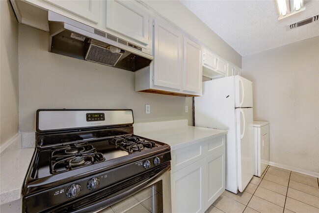 Building Photo - 212 Quaker Dr