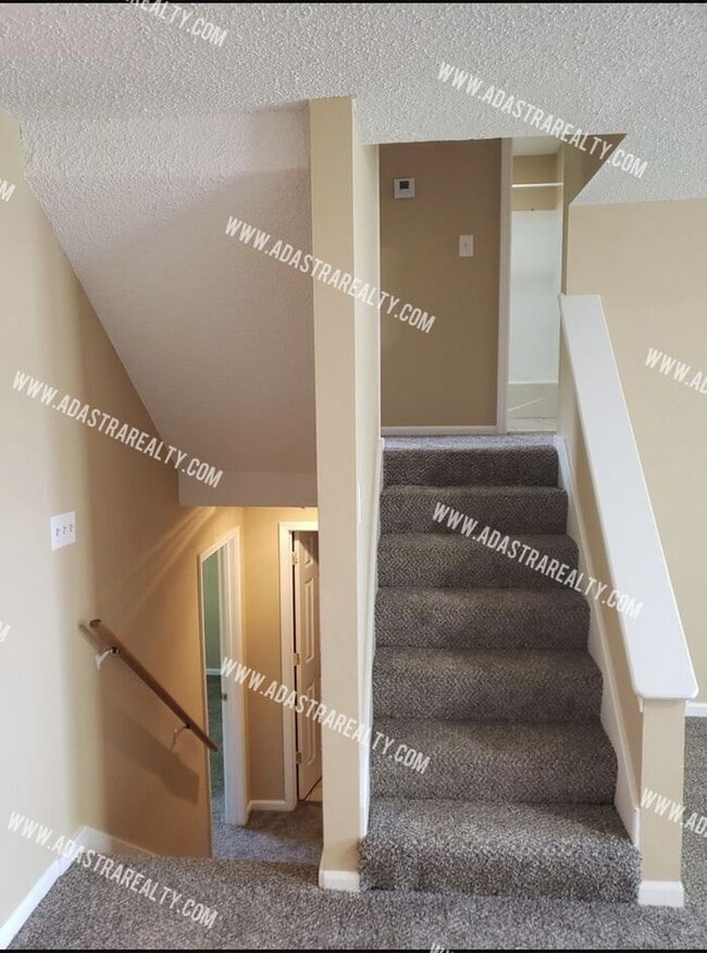 Building Photo - 3 Bedroom Duplex in Olathe North District-Available in AUGUST!!