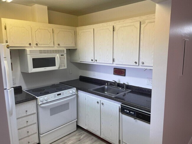 Building Photo - 400 Village Green Cir W