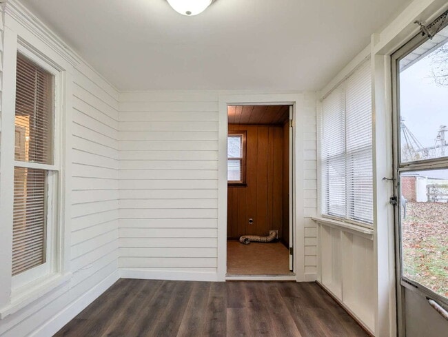 Building Photo - 112 Moore St