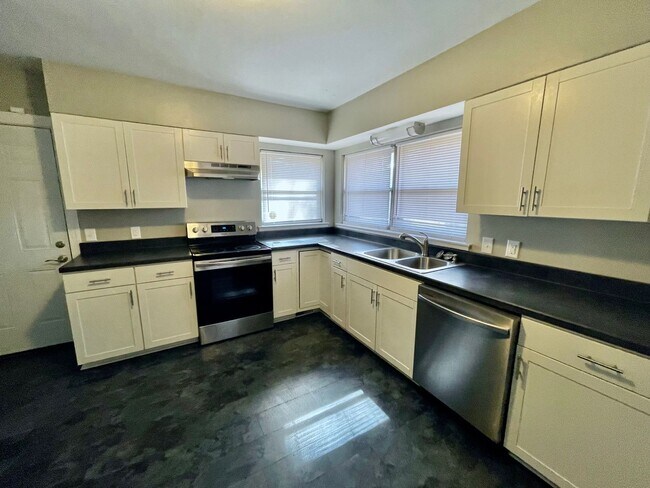 Building Photo - Adorable Brick Home!