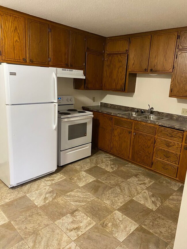 Building Photo - Large Two Bedroom Apartment