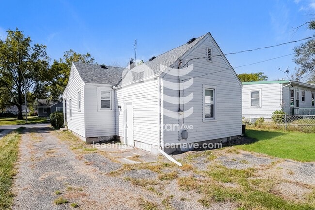 Building Photo - 3624 N Finnell Ave