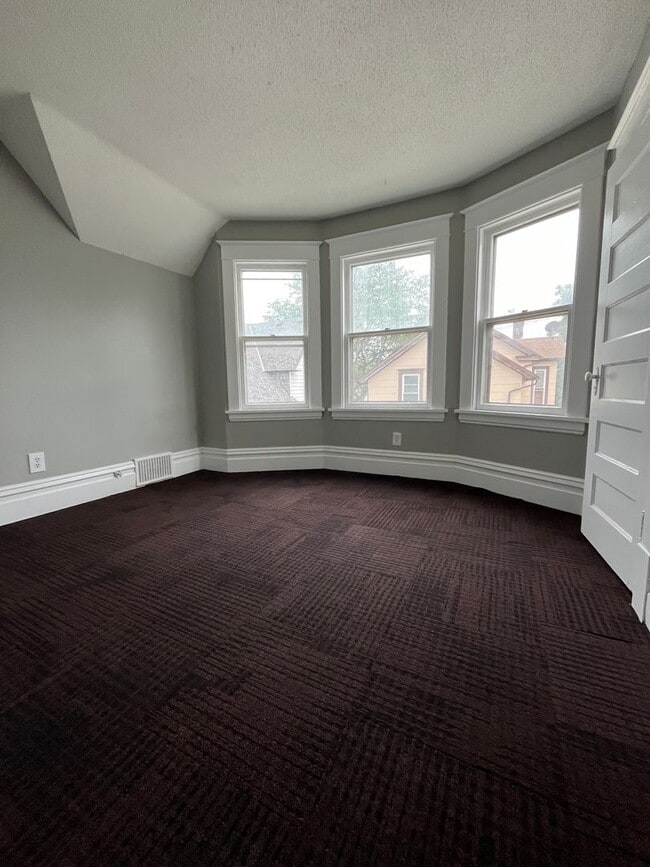 Building Photo - Amazing 3 Bedroom 1 Bathroom Home in West St. Paul