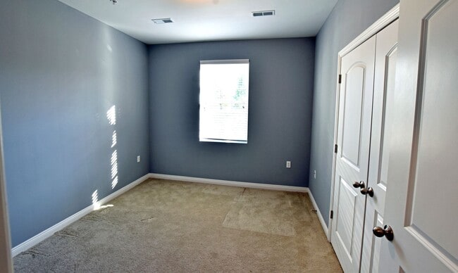 Building Photo - Shelby Township-2 Bedrooms, 2-Baths, Attac...