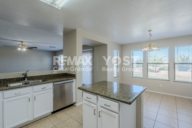 Building Photo - Spacious Living in SK Ranch!