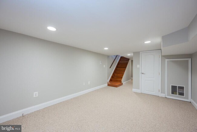 Building Photo - 226 S East Ave