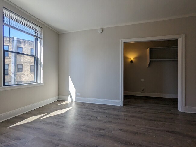 Building Photo - 3335 W Diversey Ave