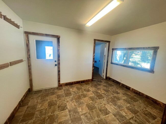 Building Photo - Charming 3 Bedroom 2 Bathroom Country Home...