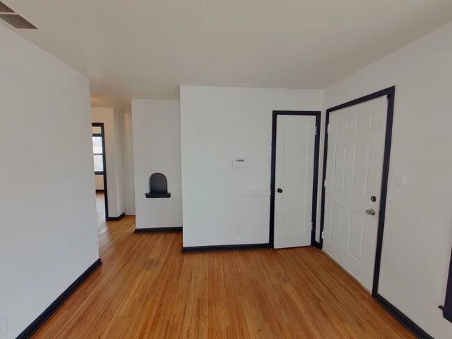 Building Photo - 1842 N Chautauqua St