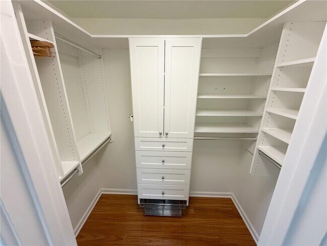 Building Photo - 305 Pilgrimage Point