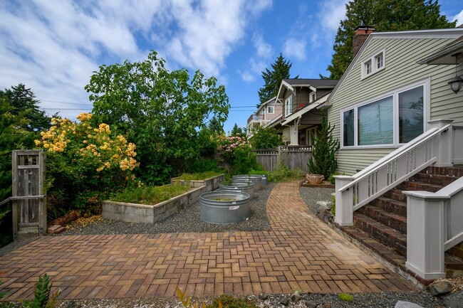 Building Photo - Beautiful Craftsman Home in Desired Neighb...