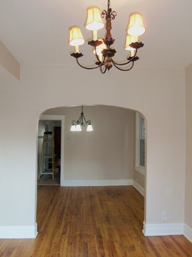 Building Photo - 2435 N Ridgeway Ave