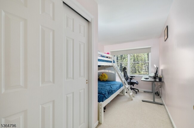Building Photo - 28 Pinfold Ct