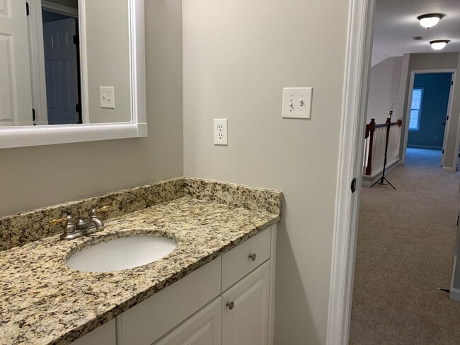 Building Photo - 5 Bed | 3.5 Bath House with Finished Basem...