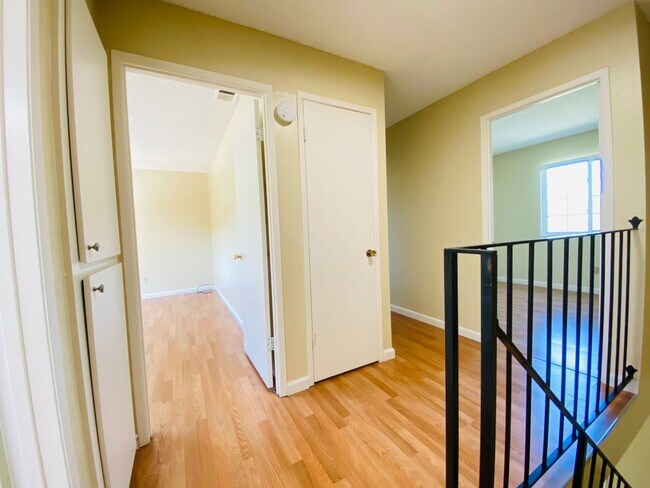 Building Photo - Condo Overlooking the American River!
