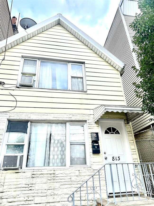 Building Photo - 813 7th St
