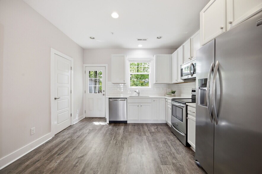 Building Photo - 2800 Bedford Green Dr