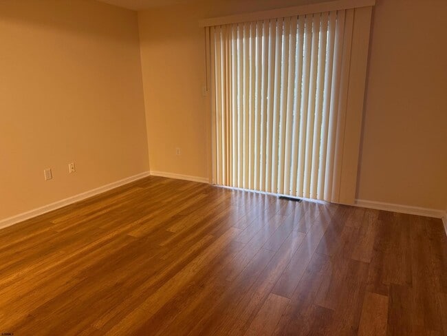 Building Photo - 551 London Ct